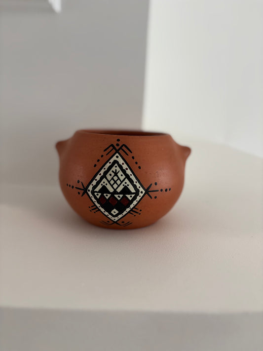 Pot en terre cuite aux motifs berbères