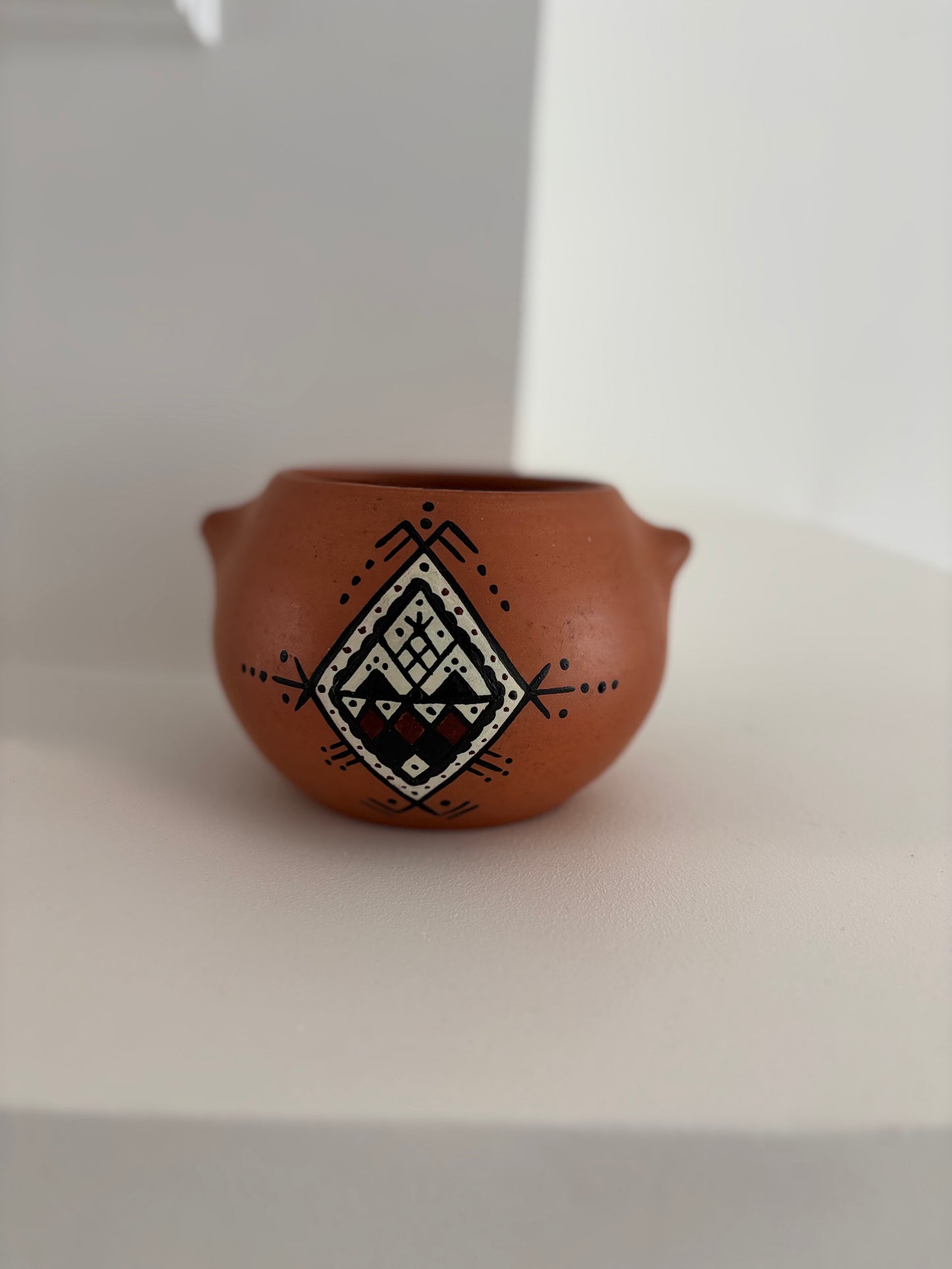 Pot en terre cuite aux motifs berbères