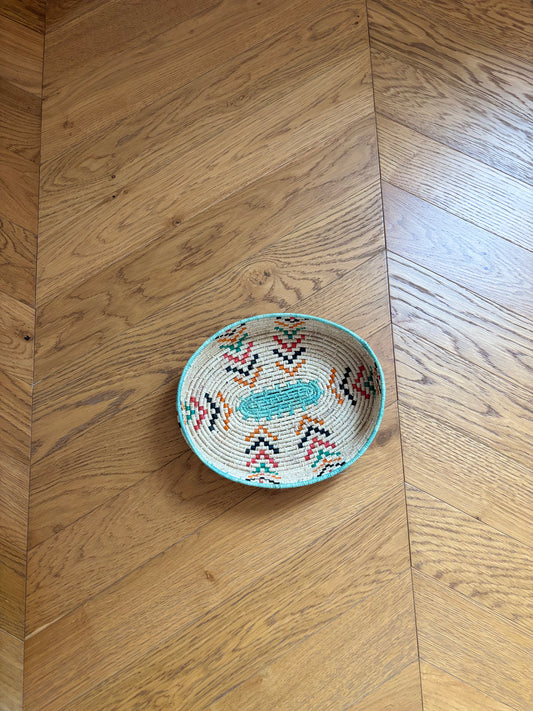 Petit panier en matières naturelles fait main ovale