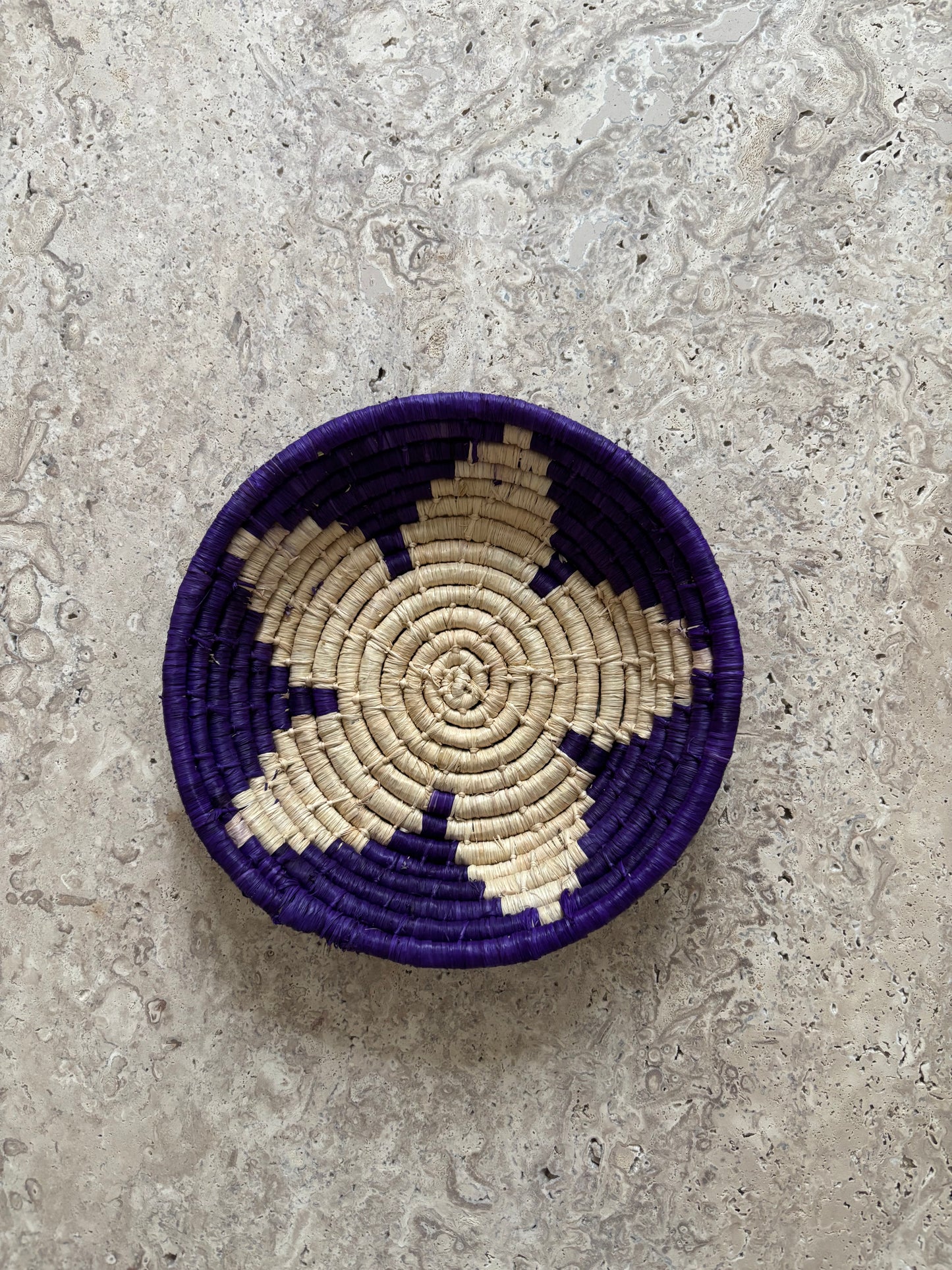 Petit panier fait main en matières naturelles violet