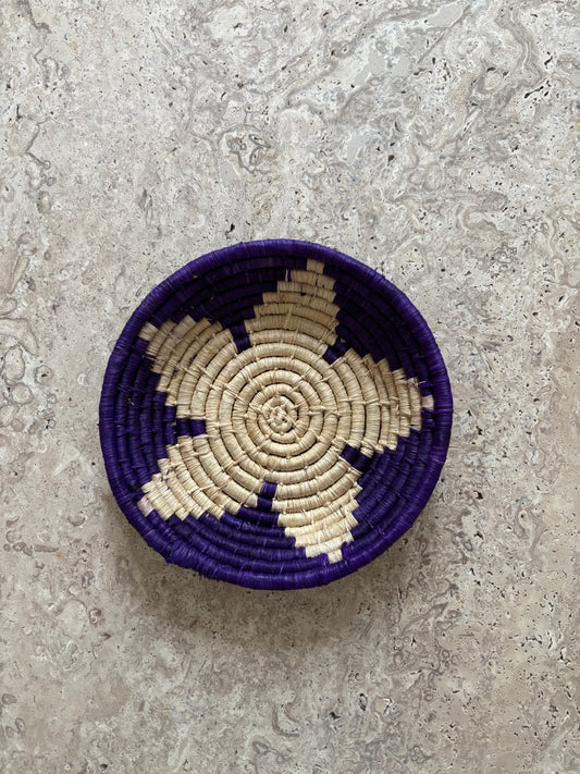Petit panier fait main en matières naturelles violet