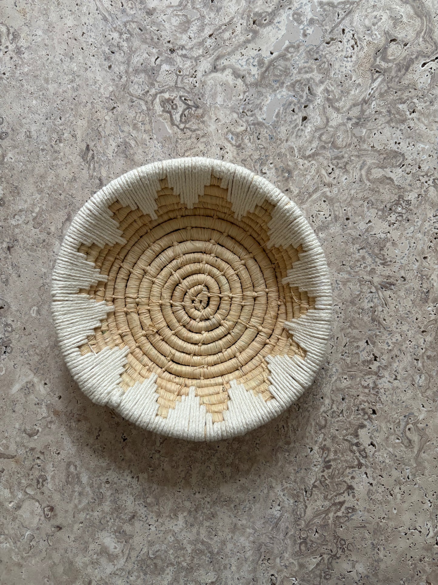 Petit panier en matières naturelles fait main blanc