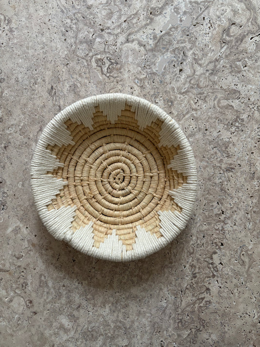 Petit panier en matières naturelles fait main blanc
