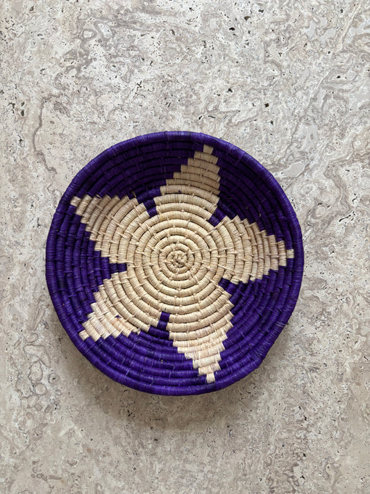 Panier en matières naturelles fait main violet
