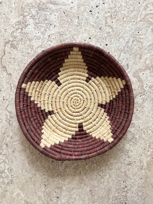 Panier fait main en matières naturelles marron