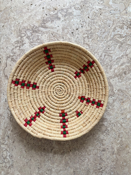 Panier fait main en matières naturelles beige