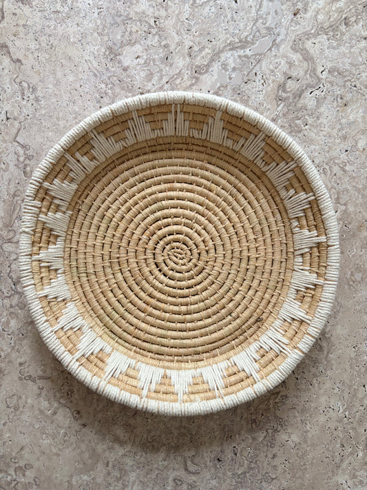 Panier en matières naturelles blanc fait main
