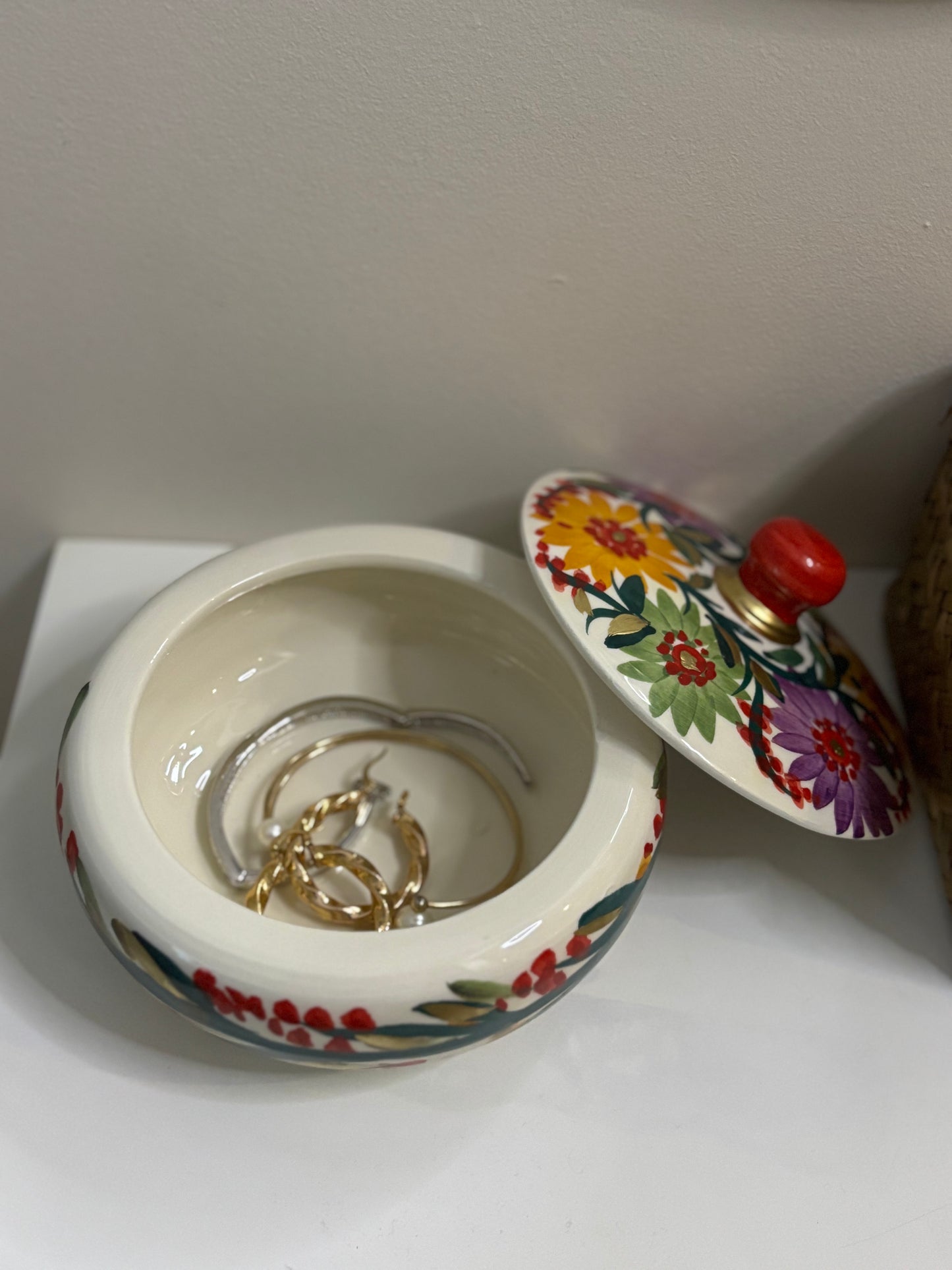 Boite avec couvercle en céramique artisanale