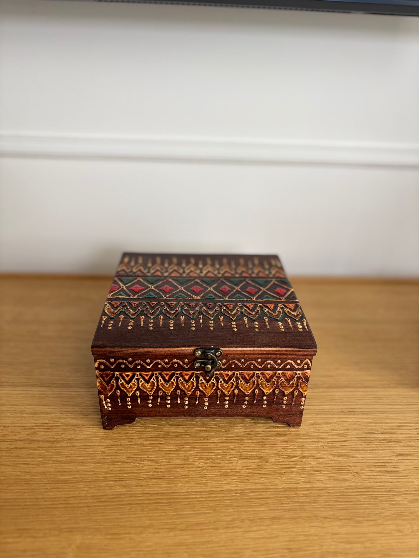 Coffret en bois artisanal avec motifs berbères