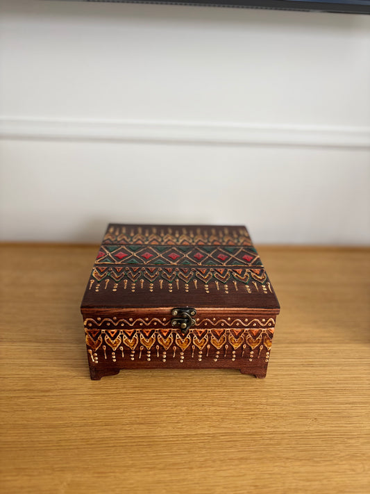 Coffret en bois artisanal avec motifs berbères
